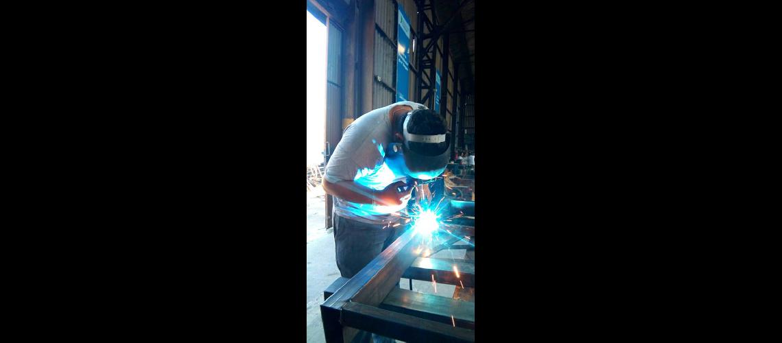 Taller de herreriacutea en  el Polo Industrial