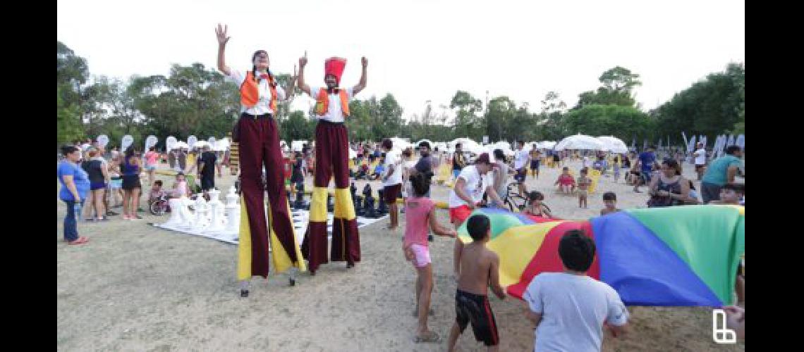 Maacutes de 15 mil vecinos disfrutaron de Lanuacutes Playa