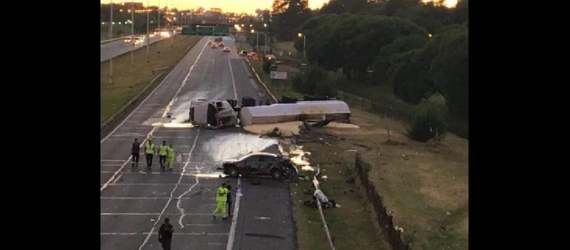 Chocaron un camioacuten un auto que zigzagueaba y una moto- dos muertos