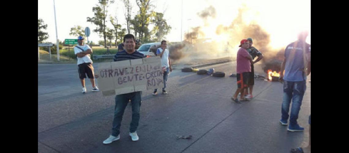 Trabajadores de Cresta Roja cortan la Autopista Ezeiza-Cantildeuelas
