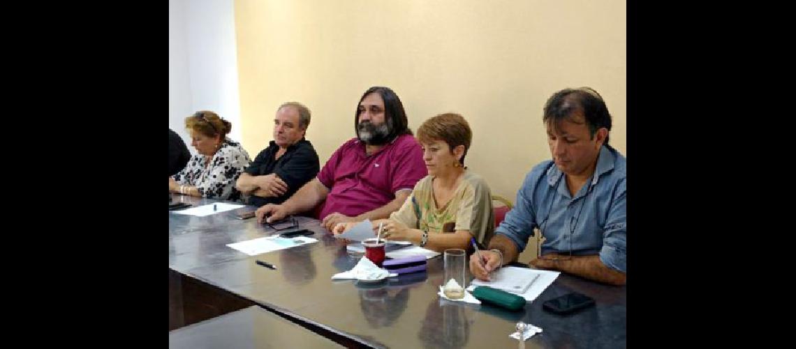Docentes rechazan la propuesta de Vidal