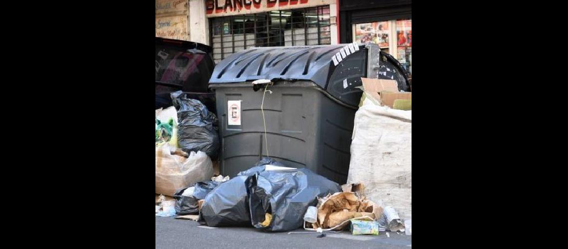 iquestPor queacute las calles amanecieron repletas de basura