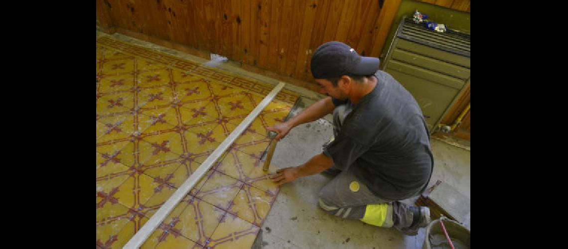 Restauran el piso histoacuterico en el hall de la Primaria Ndeg1 de Monte Grande