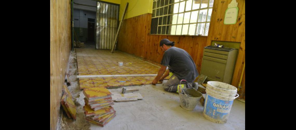 Restauran el piso histoacuterico en el hall de la Primaria Ndeg1 de Monte Grande