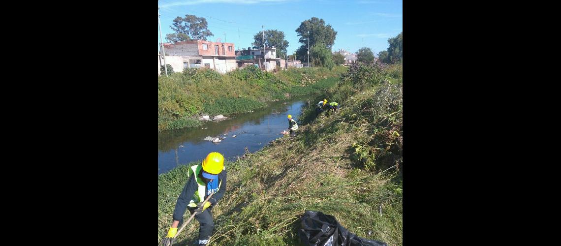 Para evitar inundaciones limpian arroyos y canales de Lomas