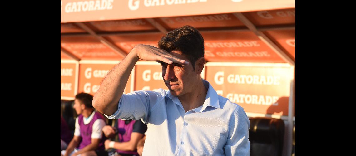 Para Esmerado faltan los jugadores que pretendiacutea