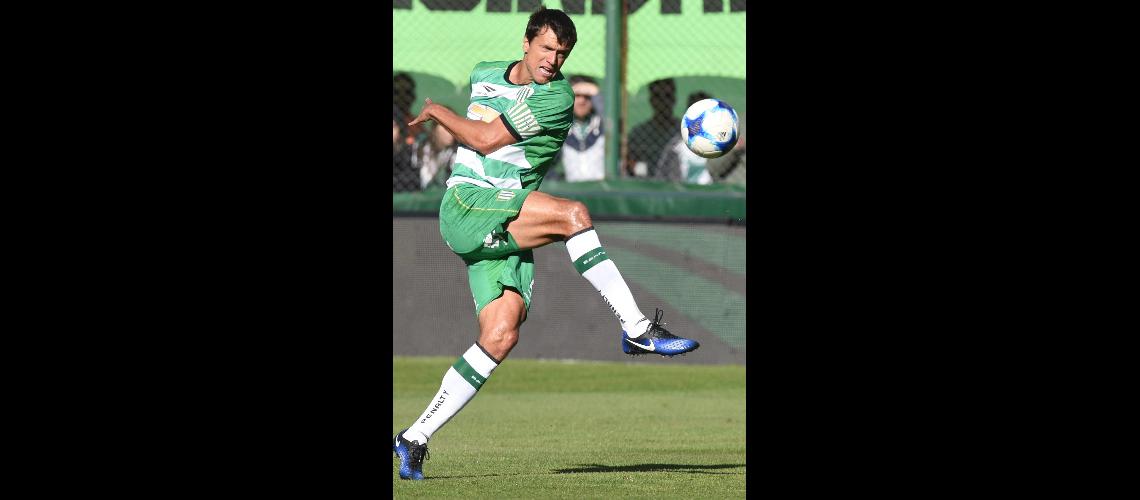 Civelli cumplioacute 100 partidos en Banfield