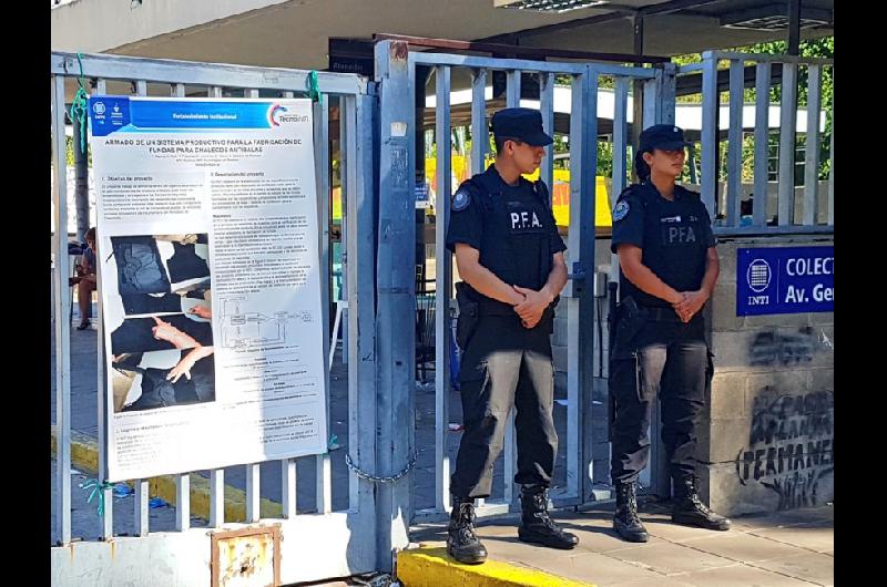 La Policiacutea impidioacute el armado de una feria en el INTI