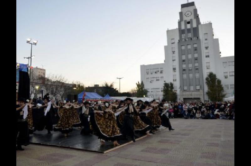 Fiesta popular en la Plaza Grigera