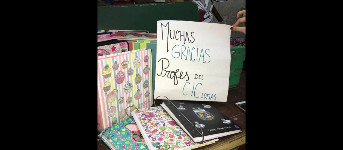 Maacutes de 100 familias recibieron uacutetiles para sus hijos