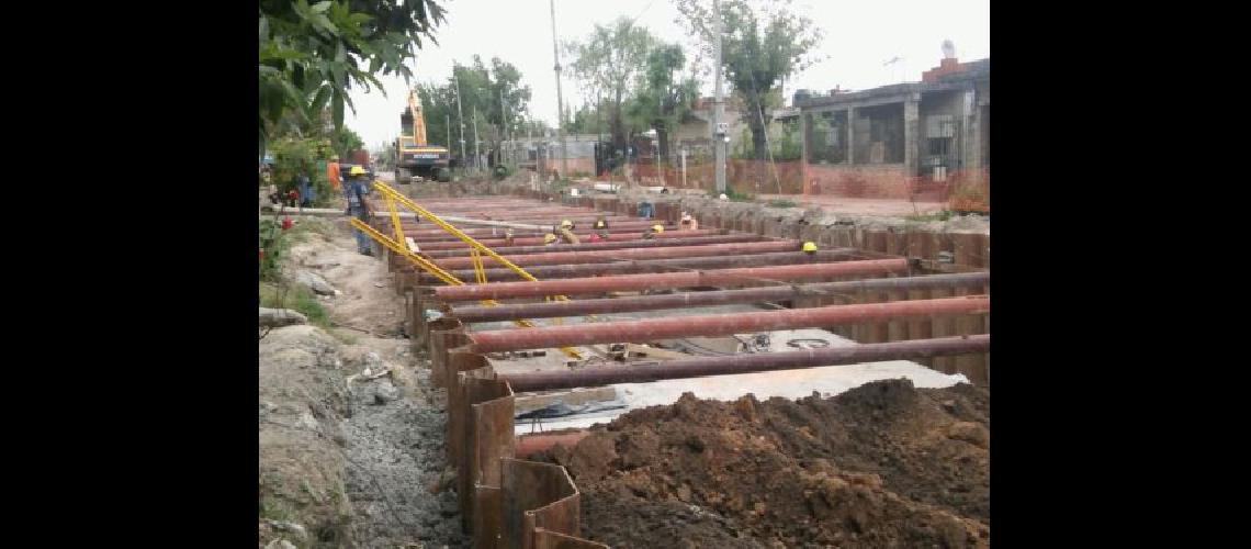 Avanza la obra del Aliviador Oeste y construyen nuevos pavimentos