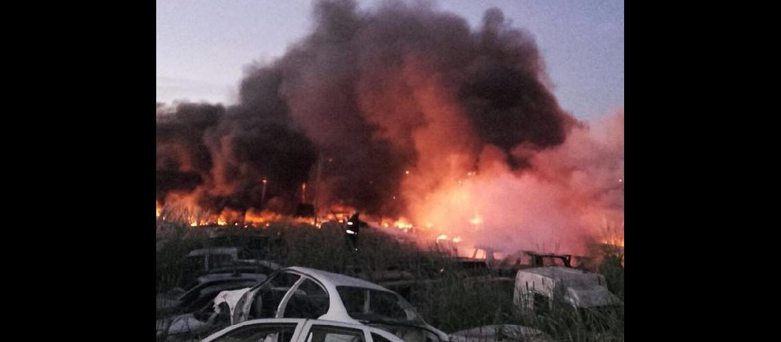Lomas- bomberos apagaron un incendio que afectoacute a unos 30 vehiacuteculos