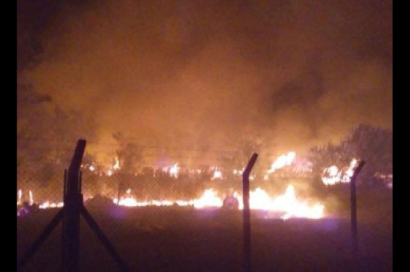 Los bomberos de Lomas y Echeverriacutea colaboraron en el incendio originado en Ezeiza