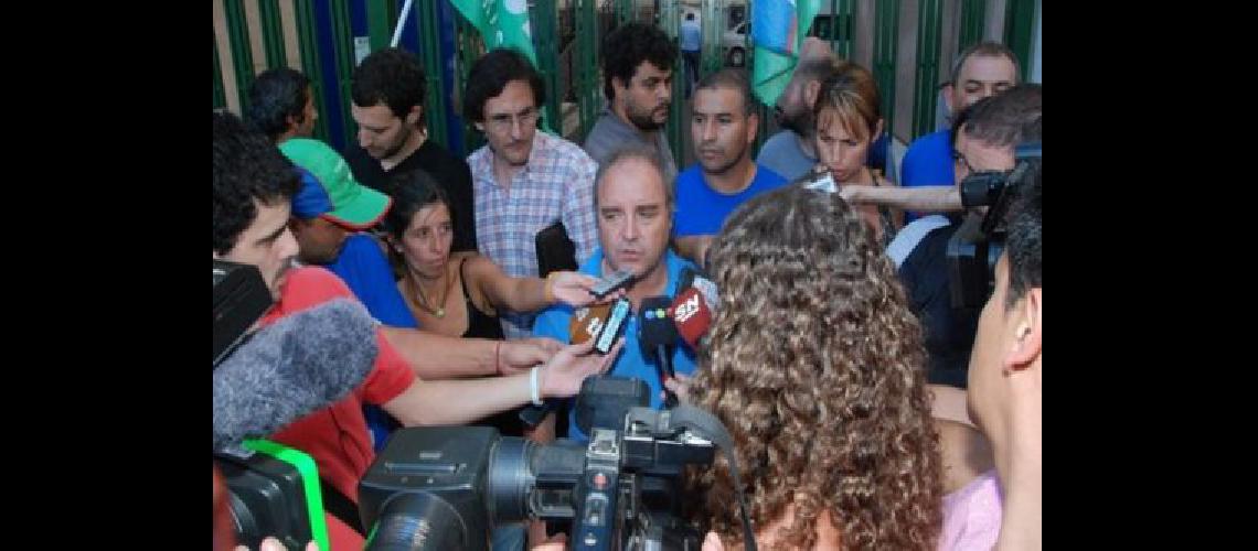 Docentes- se reuacutene la mesa teacutecnica