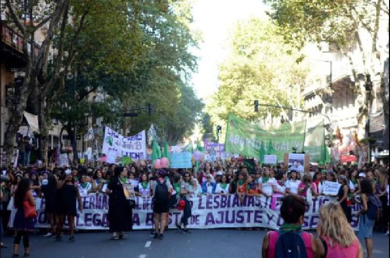 Una multitud de mujeres se movilizoacute y reclamoacute por el aborto legal