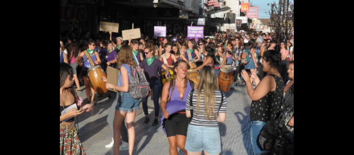 Una multitud de mujeres se movilizoacute y reclamoacute por el aborto legal