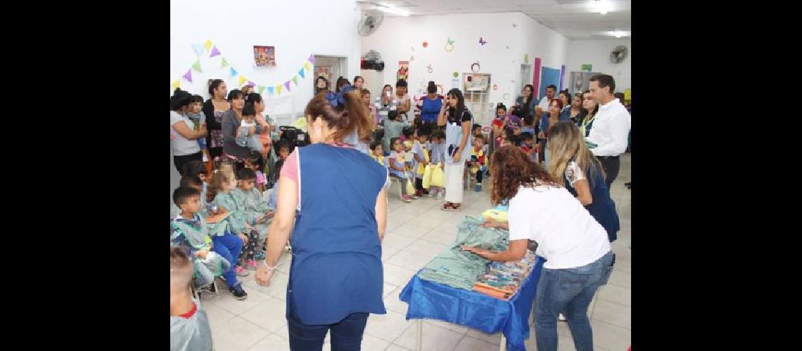 Entregaron kits a los alumnos de los jardines municipales lomenses