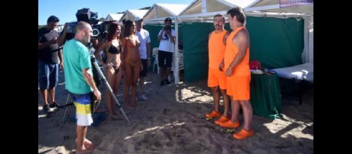 La comedia continuacutea