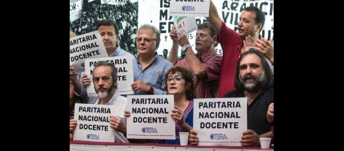 Docentes vuelven a reclamar por paritarias