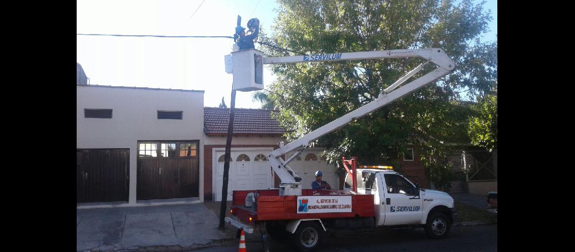 Refuerzan la seguridad con el arreglo de luces en las calles de Lomas