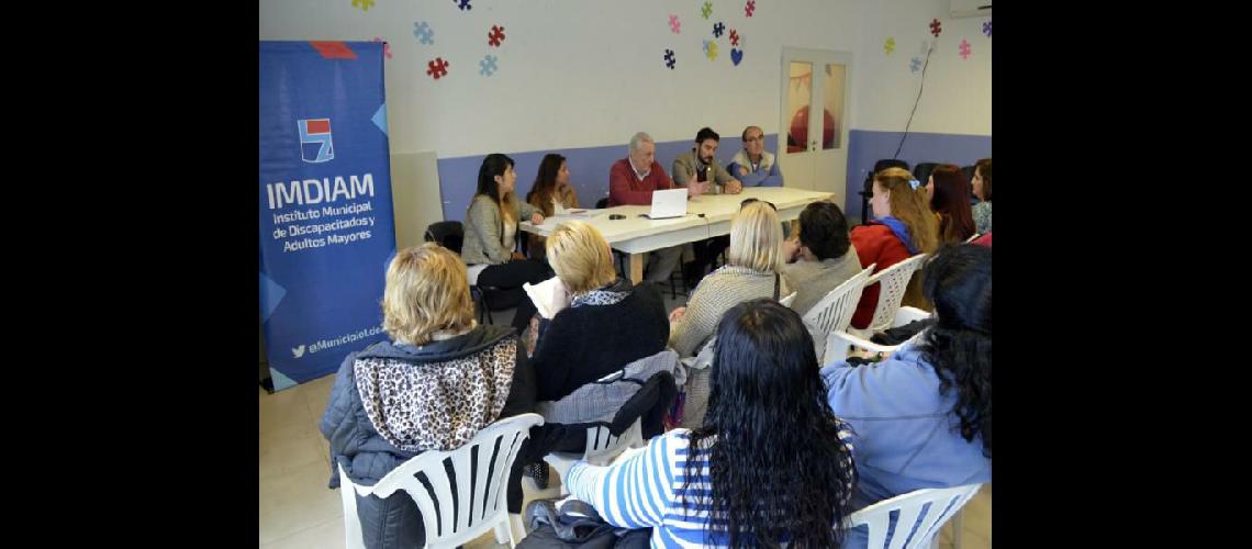 Ensentildean a cuidar a los adultos mayores