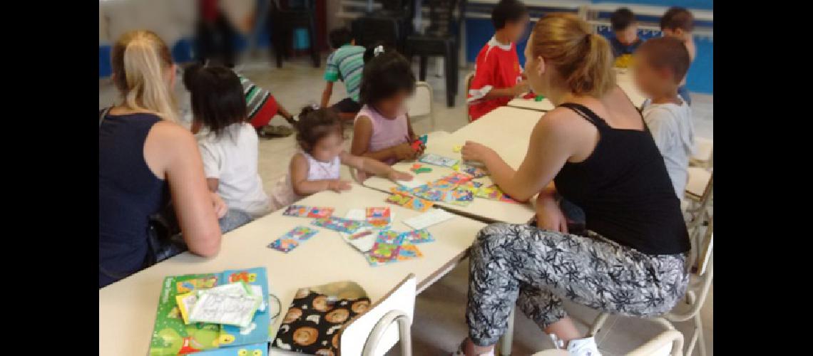 Siguen los talleres de costura tejido y ceraacutemica