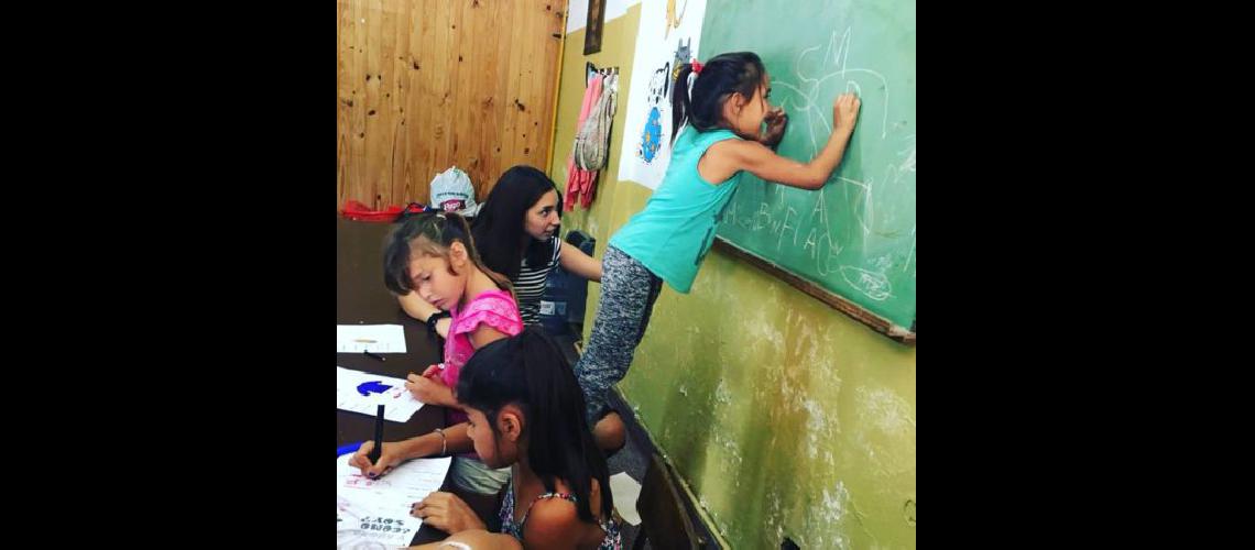 Juntan zapatillas y alimentos para un merendero de Temperley