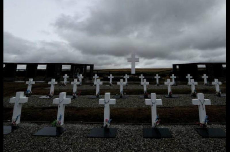 Un histoacuterico viaje a Malvinas para homenajear a 90 soldados caiacutedos
