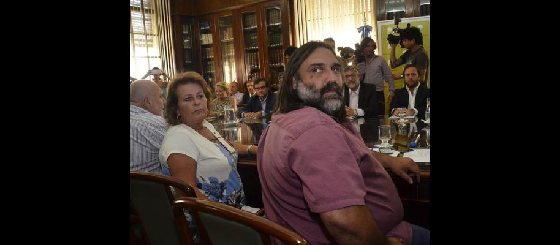 Provincia volvioacute a ofrecer un 15-en-porciento- y los docentes lo rechazaron
