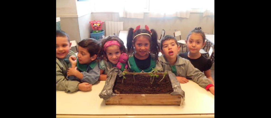 Dictan cursos de huerta en escuelas