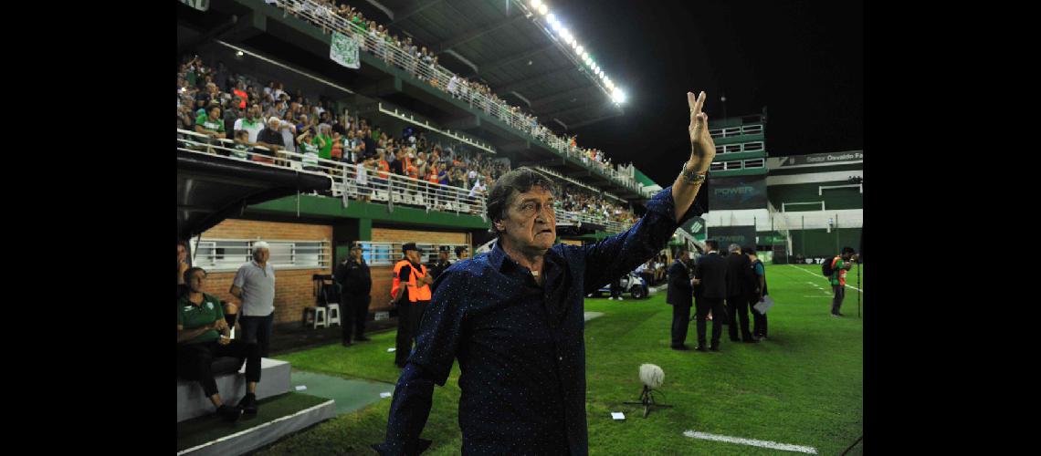 Falcioni cumplioacute (otros) dos antildeos como DT de Banfield