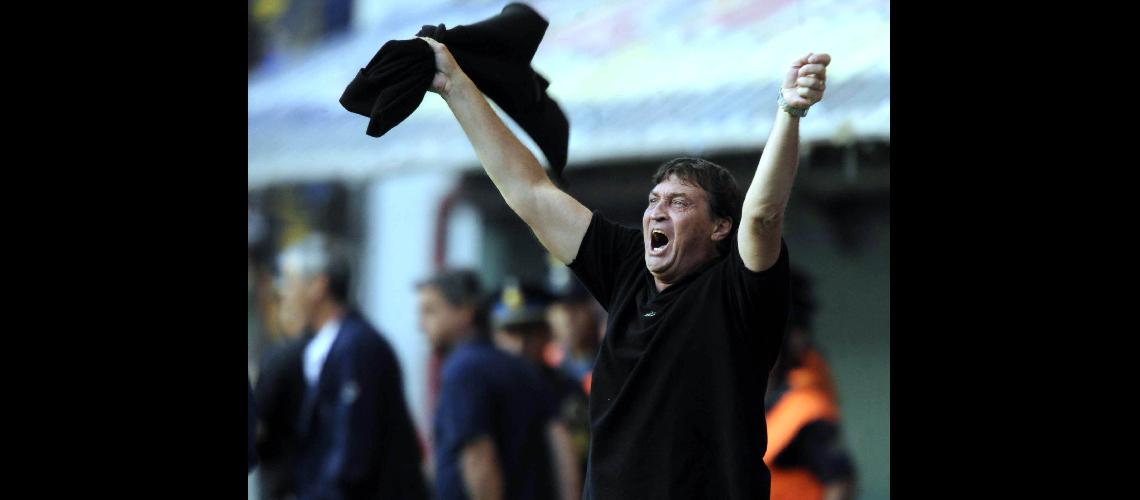 Falcioni cumplioacute (otros) dos antildeos como DT de Banfield