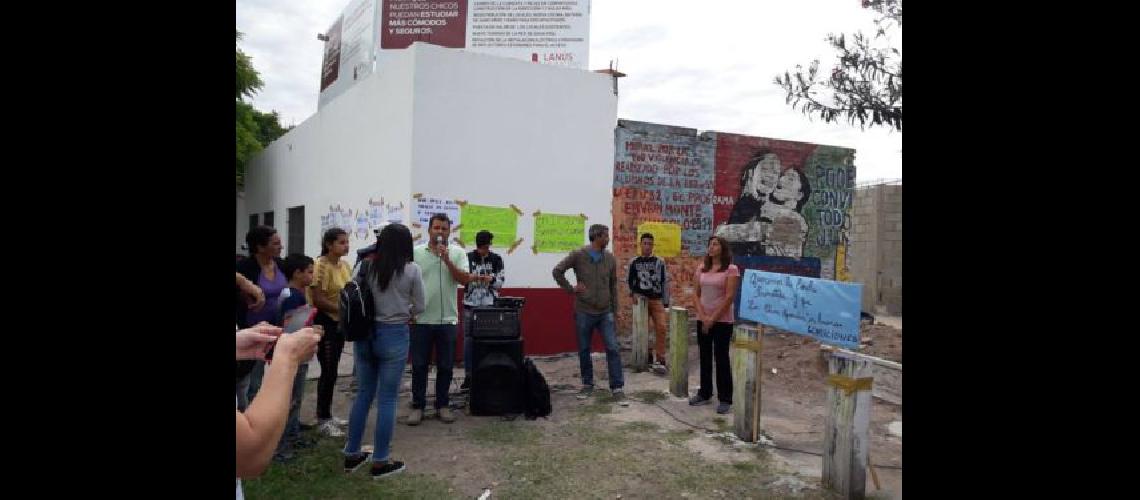 Piden que terminen las obras en una escuela de Lanuacutes