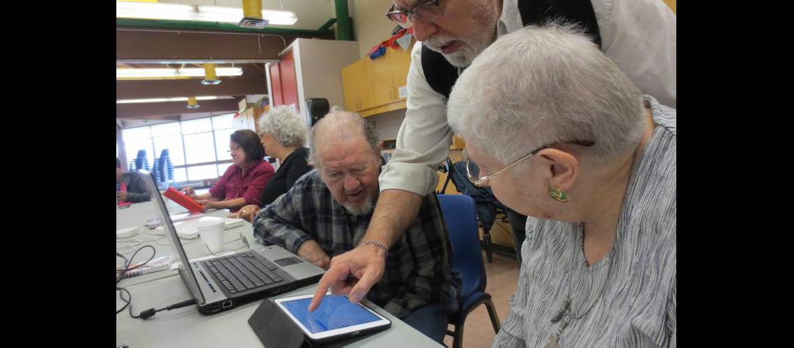Nuevas tecnologiacuteas  para adultos mayores