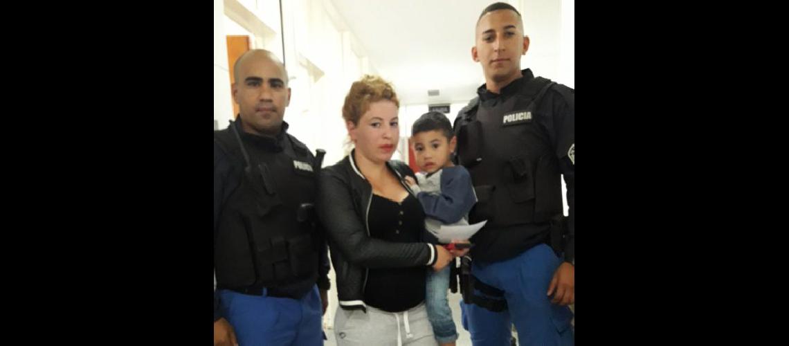 Budge- oficiales de la Policiacutea Local salvan la vida de un nene de 2 antildeos
