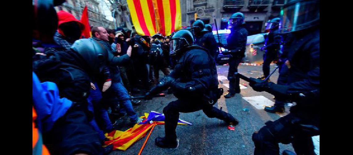 Incidentes y un centenar de heridos en una masiva marcha por Puigdemont