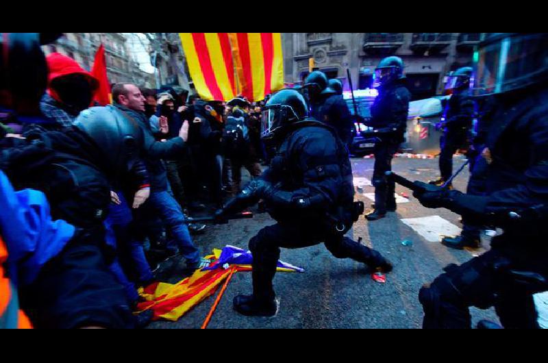 Incidentes y un centenar de heridos en una masiva marcha por Puigdemont