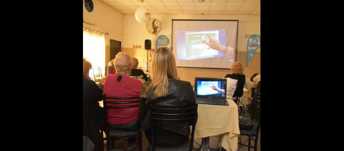 Dictan en Lomas talleres de nuevas tecnologiacuteas para adultos mayores