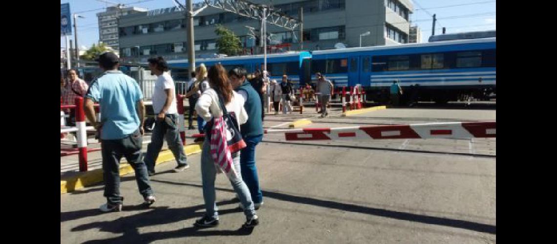 Una mujer se arrojoacute a las viacuteas en la estacioacuten de Lomas