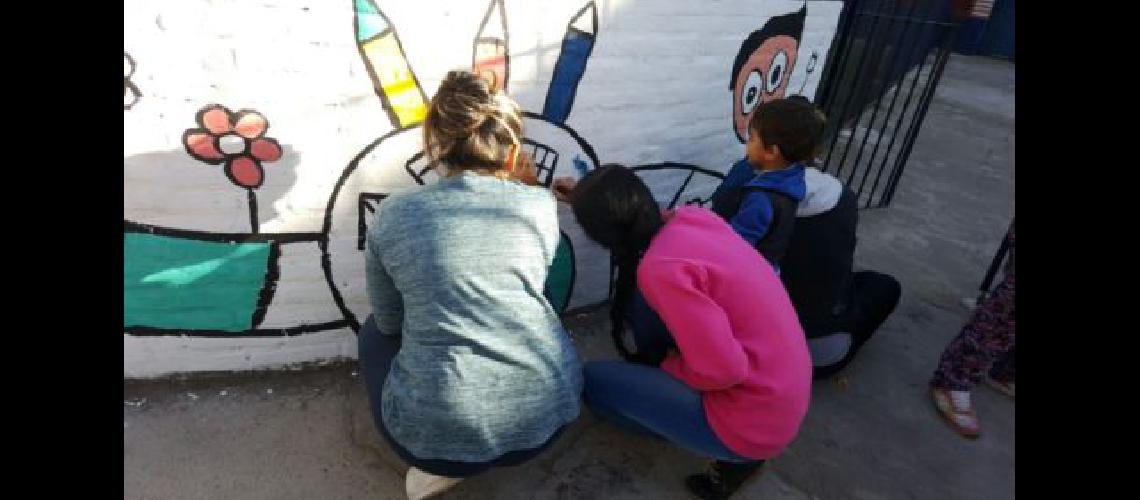 Dos muralistas visitan las escuelas para fomentar el arte