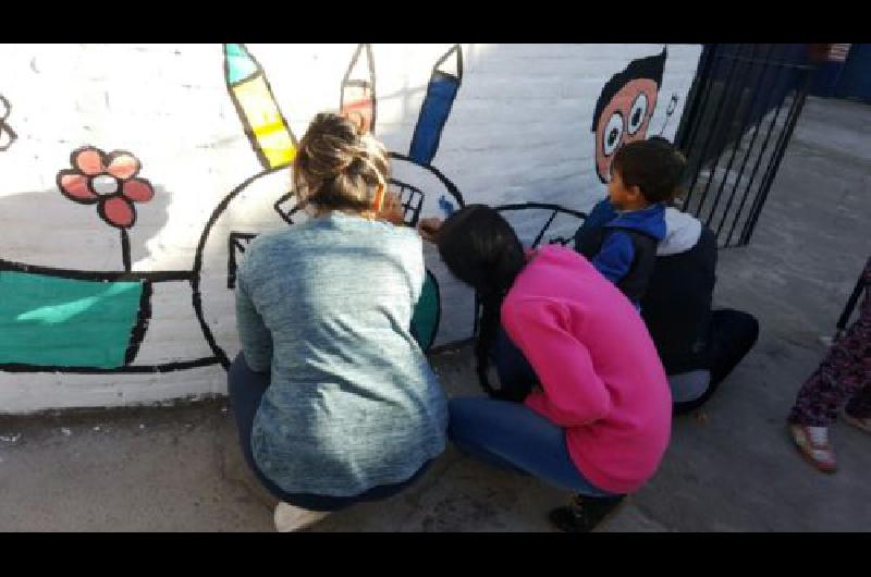 Dos muralistas visitan las escuelas para fomentar el arte