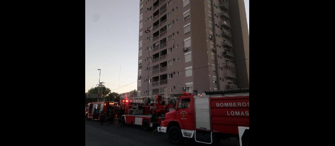 Bomberos de Lomas apagoacute el incendio en un noveno piso