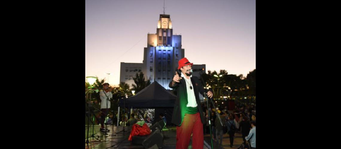 Actividades shows y circo en las plazas para este finde XL