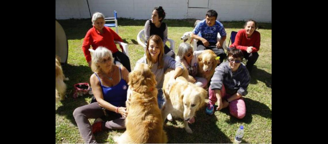 Jesica Cirio visitoacute el espacio de terapia asistida con animales
