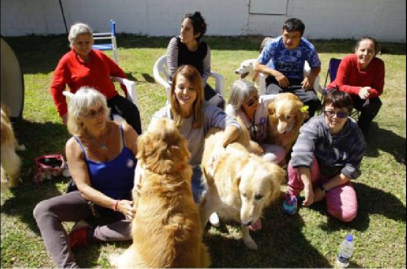 Jesica Cirio visitoacute el espacio de terapia asistida con animales