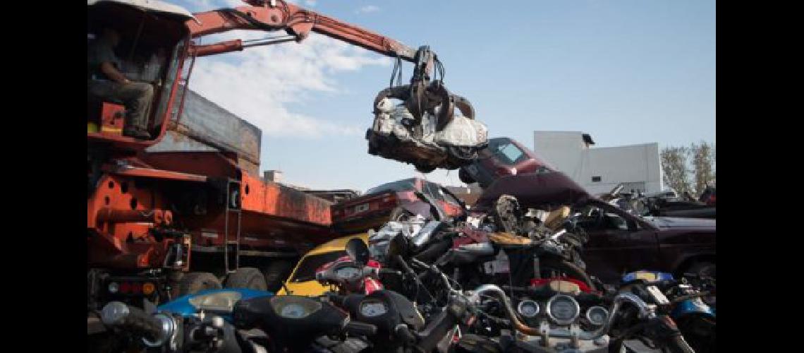 Compactan maacutes de 200 vehiacuteculos en Lanuacutes