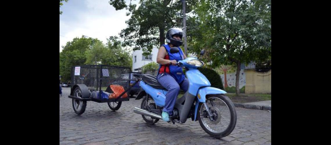 Motorrecicladores- avanza  la recoleccioacuten en los barrios