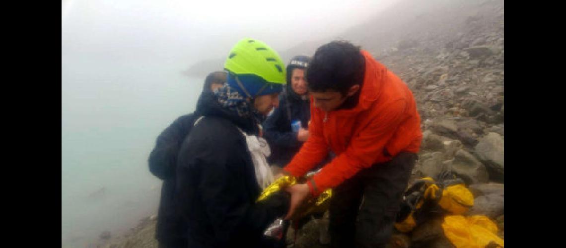 Tras 10 horas rescataron a los turistas que cayeron en la grieta del glaciar