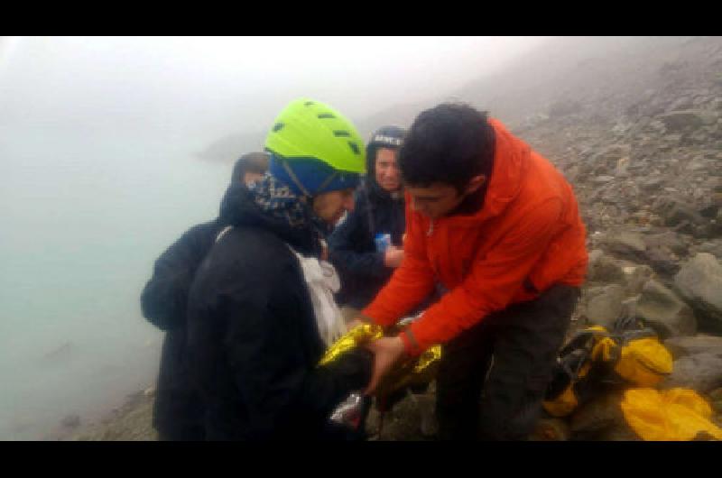 Tras 10 horas rescataron a los turistas que cayeron en la grieta del glaciar