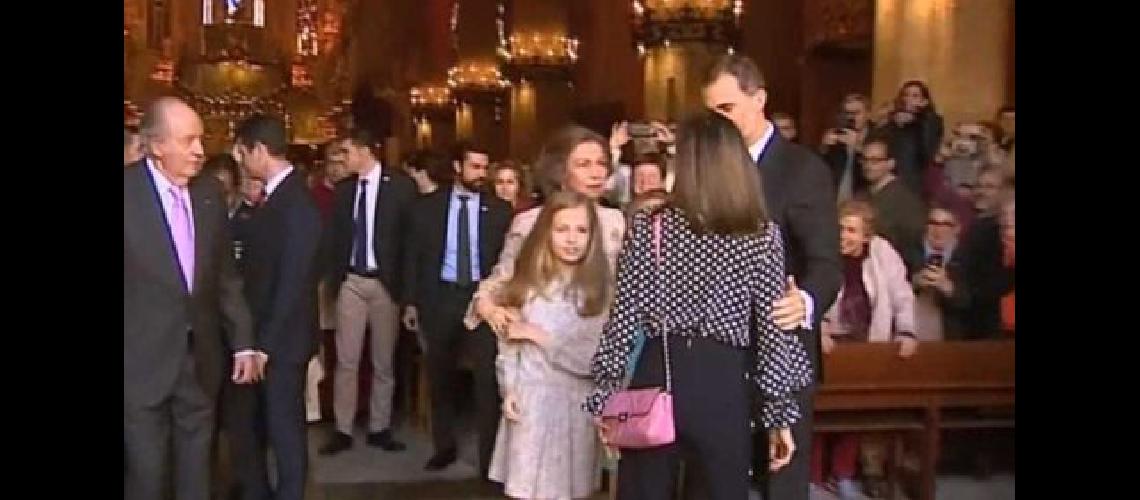 La reina Letizia preocupada tras el video que muestra la tensioacuten con su suegra